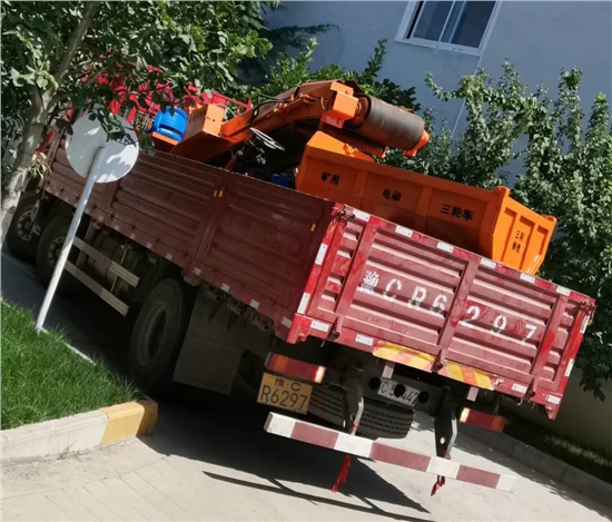 欒川一臺輪式扒渣機和一臺兩噸礦用電動三輪車發貨